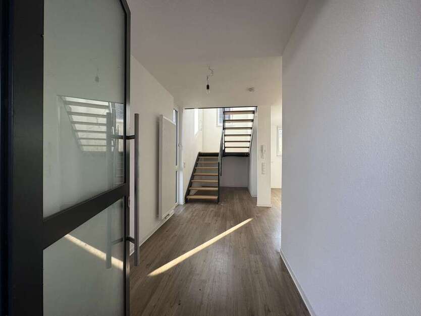 Modernes Reihenendhaus mit Wohn- und Gewerbeanteil + Garten, Garage & 3 Stellplätzen in Rheinstetten