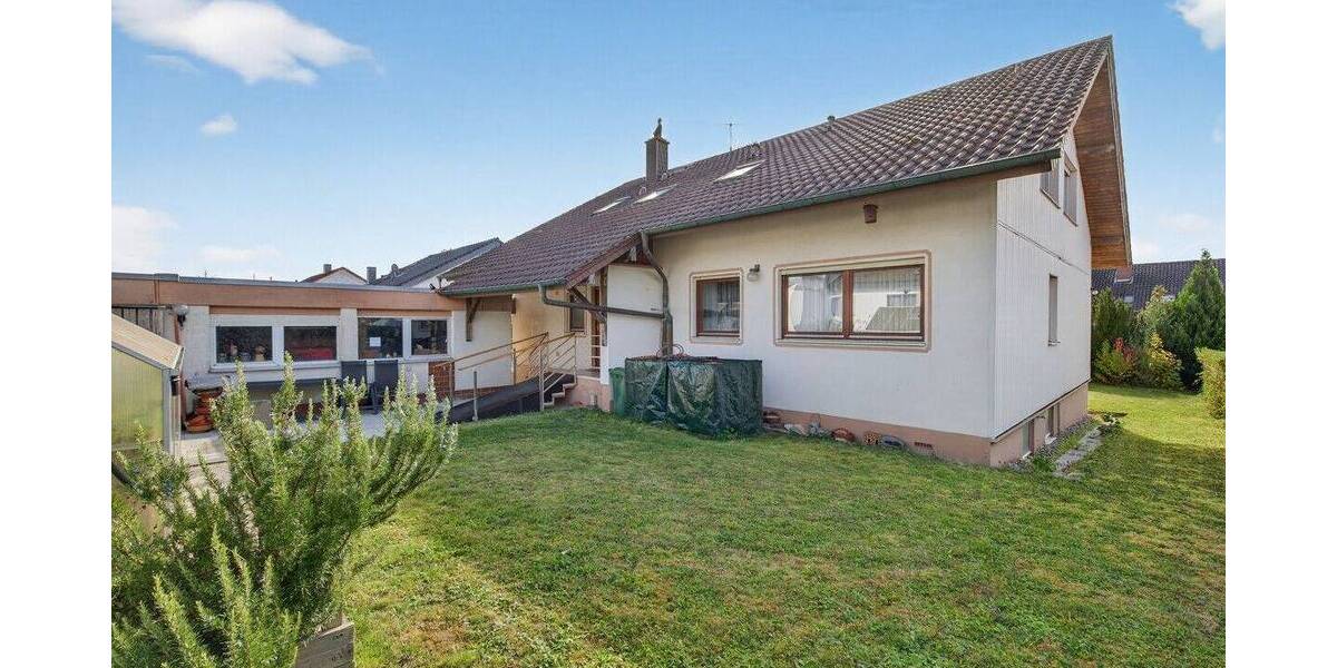 Charmantes Zweifamilienhaus mit Garten, Doppelgarage und vielen Möglichkeiten in Königsbach-Stein 9 zimmer