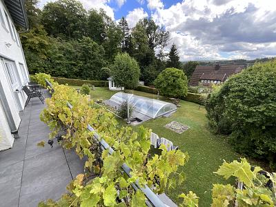 TRAUMHAFTER BLICK IN SÜDHANGLAGE MIT POOL