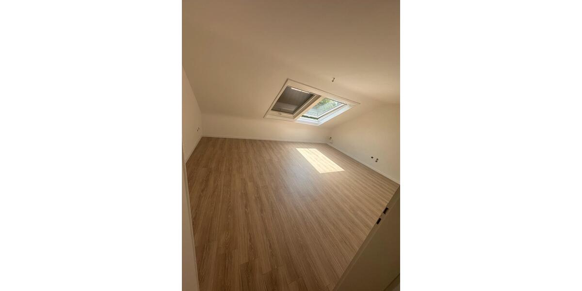 Dachgeschoßwohnung Leonberg - 2 Zimmer, 65 m&sup2;, 800&euro; | Angebot:26673967