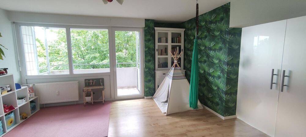 Lichtdurchflutete und ruhiggelegene Wohnung mit zwei Balkonen