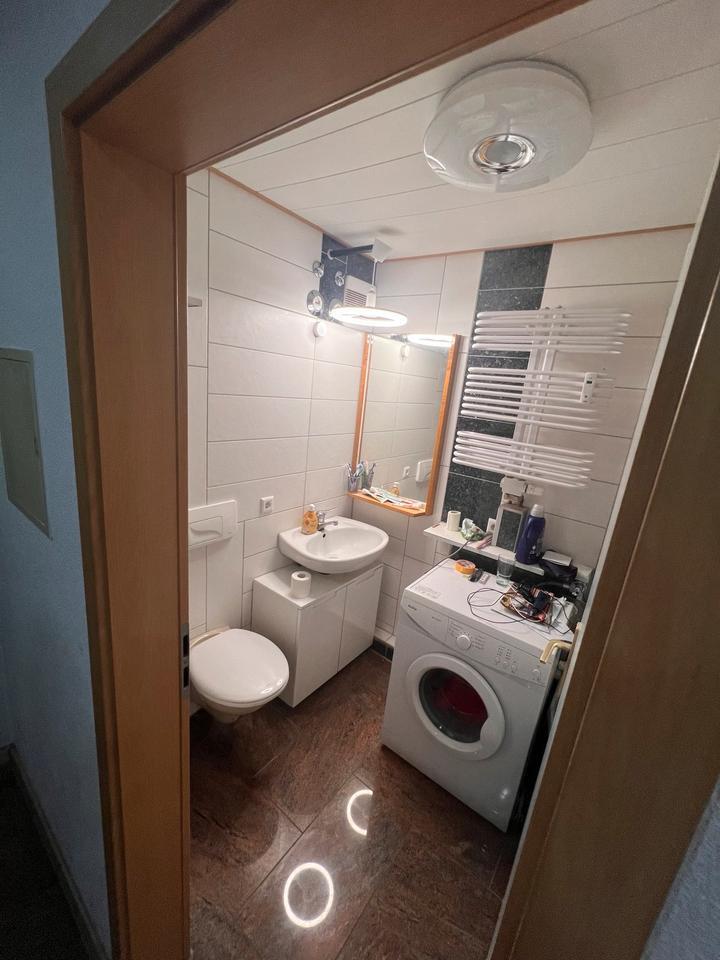 Vollständig möblierte 1-Raum-Wohnung mit Balkon und Stellplatz