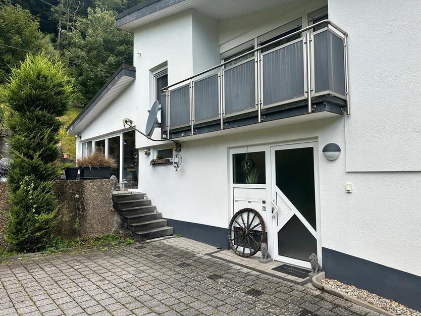 Freistehendes Einfamilienhaus mit EinliegerWohnung am Waldrand
