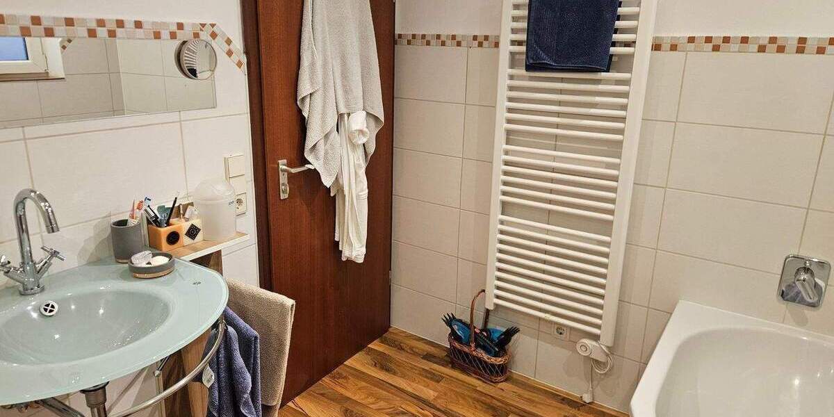 Mehrfamilienhaus mit zwei Wohnungen und Laden 6 zimmer