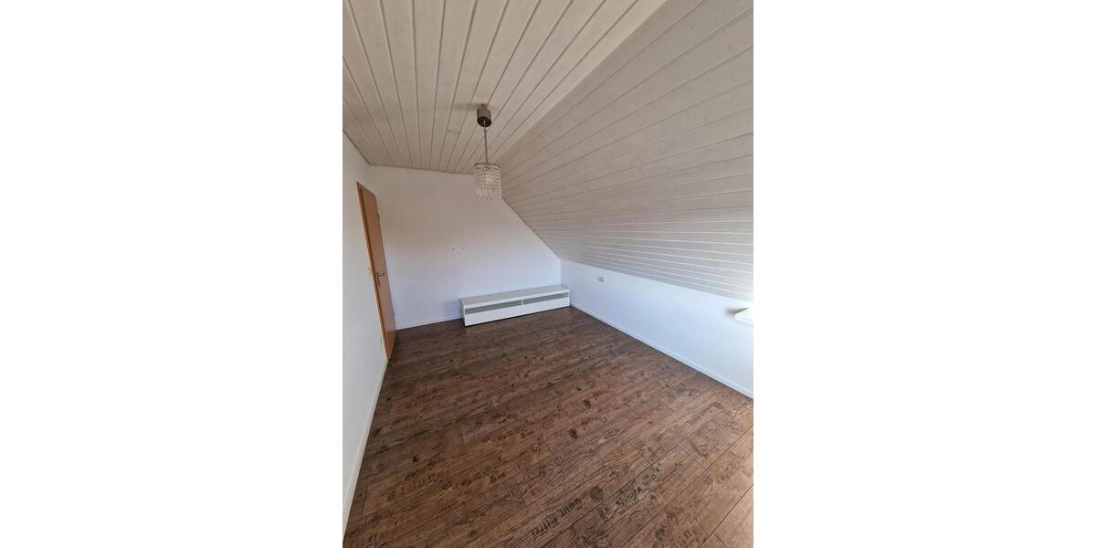 Dachgeschoßwohnung Straubenhardt - 4 Zimmer, 93 m&sup2;, 850&euro; | Angebot:25354030