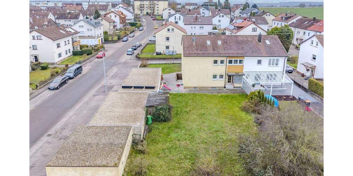 Attraktives Zweifamilienhaus mit ausgebautem DG, großem Grundstück und Entwicklungspotenzial 8 zimmer