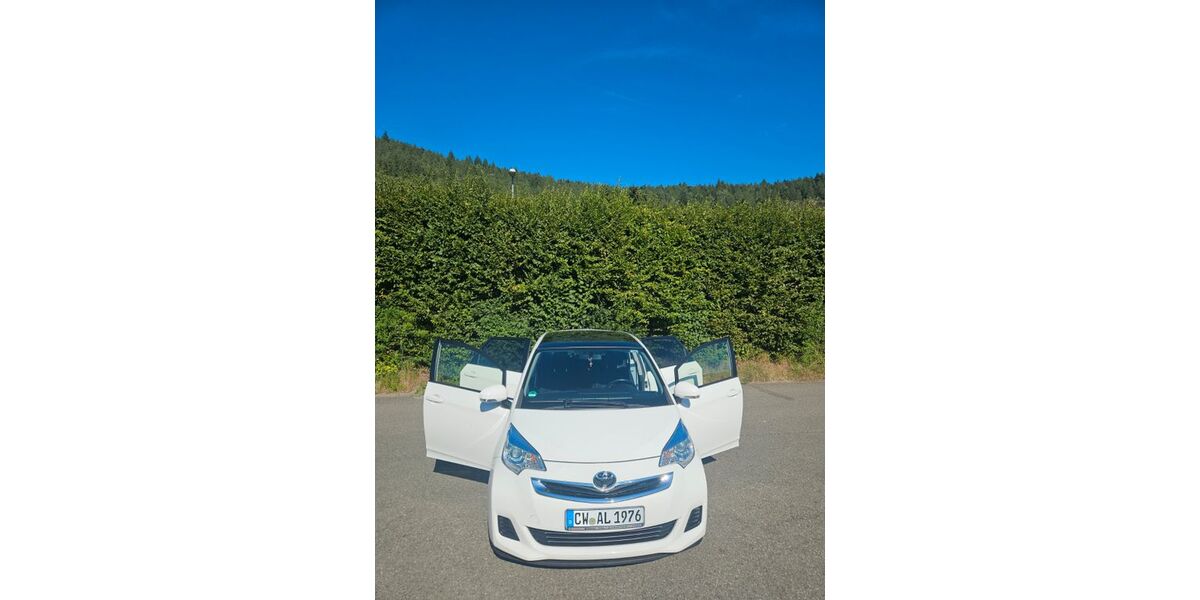 Toyota Corolla Verso 90.000 km 8.900 &euro; Calw-Hirsau 75365