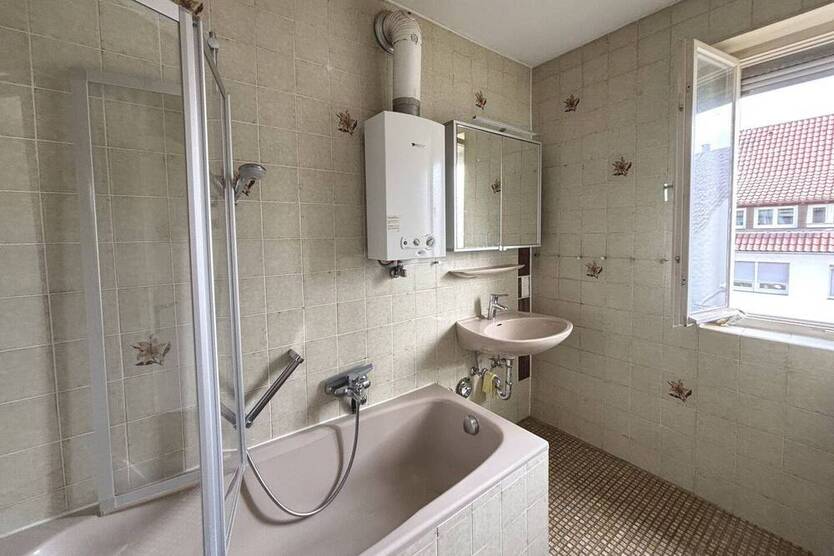 Freie 4-Zimmer-Wohnung, ca. 84 m², Baujahr 1954, mit Balkon, Garage und Freisitz!