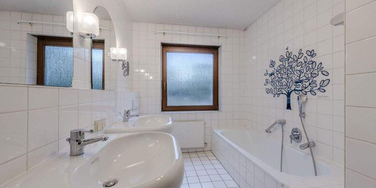 Freistehend und großzügig: Flexibles Einfamilienhaus am Feldrand mit Doppelgarage 7 zimmer