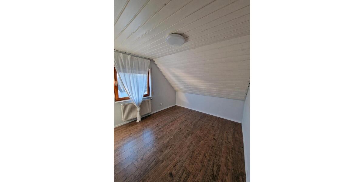 Dachgeschoßwohnung Straubenhardt - 4 Zimmer, 93 m&sup2;, 850&euro; | Angebot:25354030