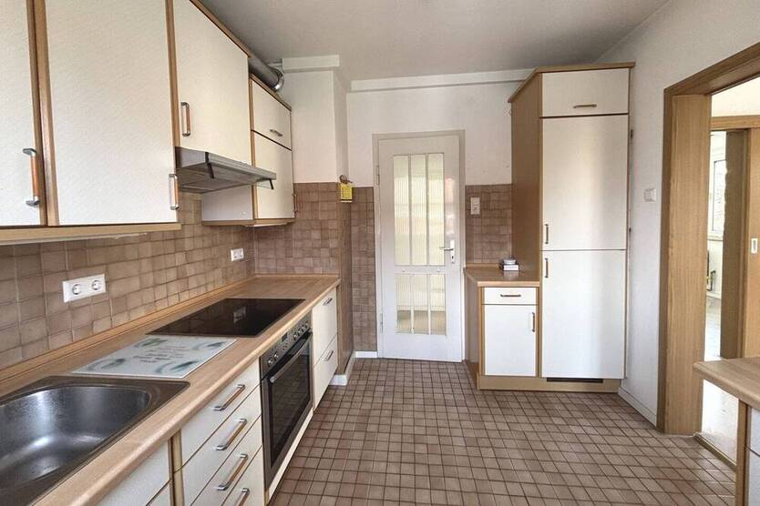 Freie 4-Zimmer-Wohnung, ca. 84 m², Baujahr 1954, mit Balkon, Garage und Freisitz!