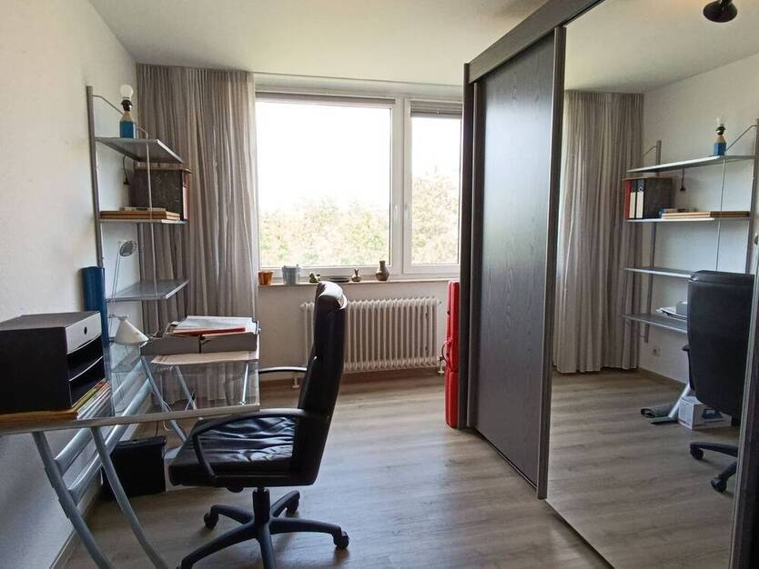 Wohnen im Grünen ! Familienfreundliche und großzügige Wohnung, zentral im Waldpark