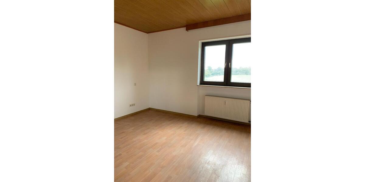 5-Zimmer-Eigentumswohnung in einem 3-Familien-Haus in KA-Neureut 5 zimmer