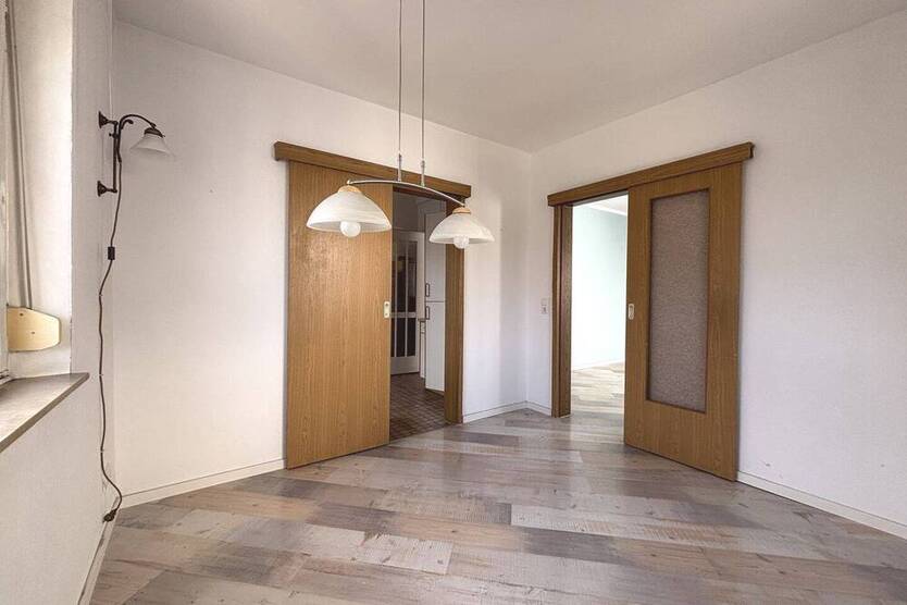 Freie 4-Zimmer-Wohnung, ca. 84 m², Baujahr 1954, mit Balkon, Garage und Freisitz!