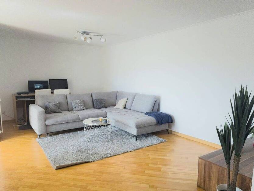 Attraktive 2,5-Zimmer-Wohnung mit Südbalkon und Tiefgaragenstellplatz - ideal für Singles oder Paare