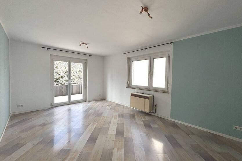 Freie 4-Zimmer-Wohnung, ca. 84 m², Baujahr 1954, mit Balkon, Garage und Freisitz!