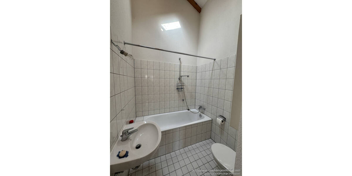 Charmante Dachgeschoßwohnung mit Terrasse und Tiefgaragenstellplatz + Keller am Wildpark Pforzheim 3 zimmer