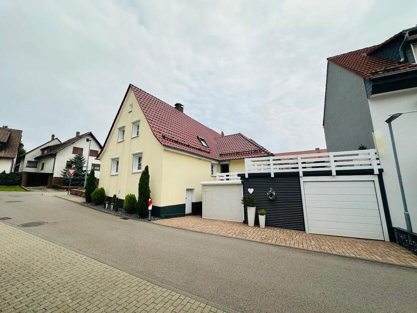 Kleines 1 Familien Haus mit Garten und Terrasse, 2 Garagen ......