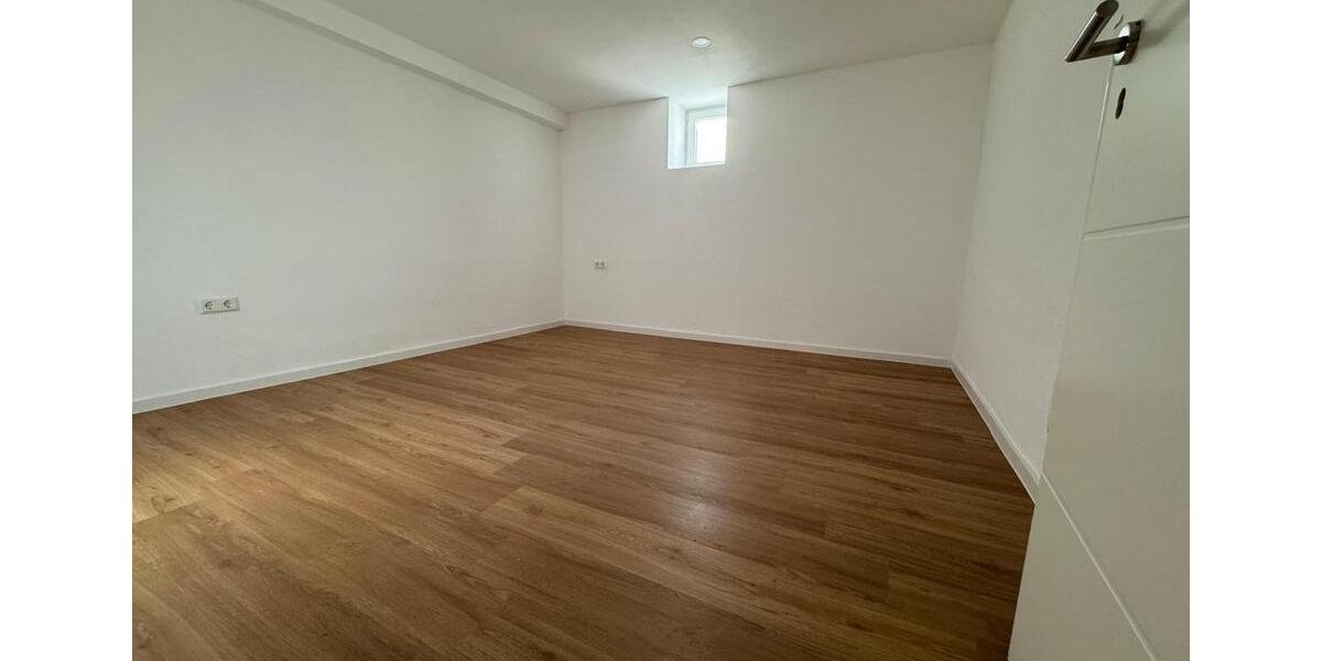 Frisch renovierte Souterrain Wohnung mit Idyllischer Lage 5 zimmer