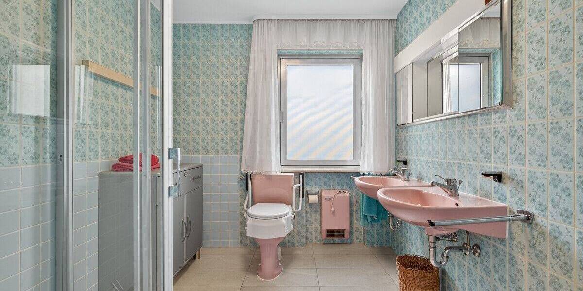 Charmantes Zweifamilienhaus mit Garten, Doppelgarage und vielen Möglichkeiten in Königsbach-Stein 9 zimmer