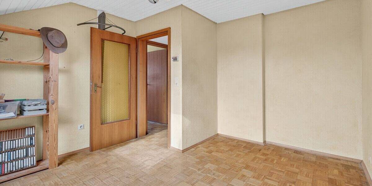 Charmantes Zweifamilienhaus mit Garten, Doppelgarage und vielen Möglichkeiten in Königsbach-Stein 9 zimmer