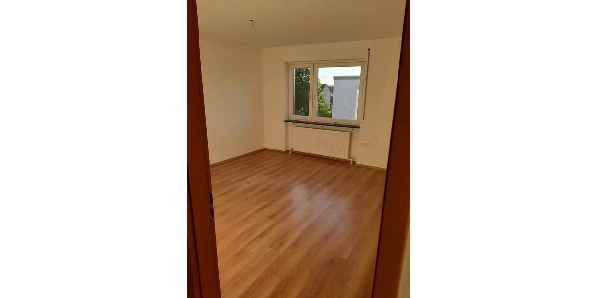 Etagenwohnung Sachsenheim - 4.5 Zimmer, 94 m&sup2;, 1.250&euro; | Angebot:25753183