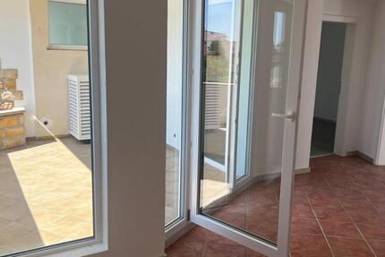 Helle, neu renovierte Wohnung mit schöner Dachterrasse 2 zimmer