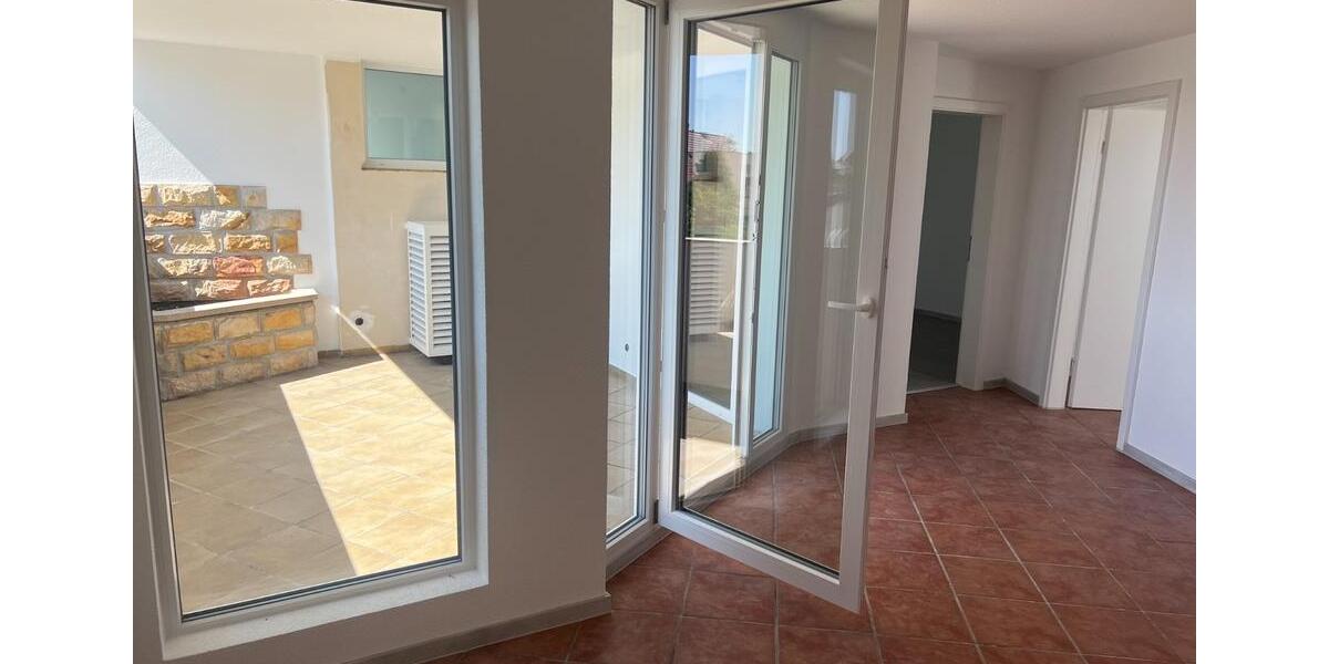 Helle, neu renovierte Wohnung mit schöner Dachterrasse 2 zimmer