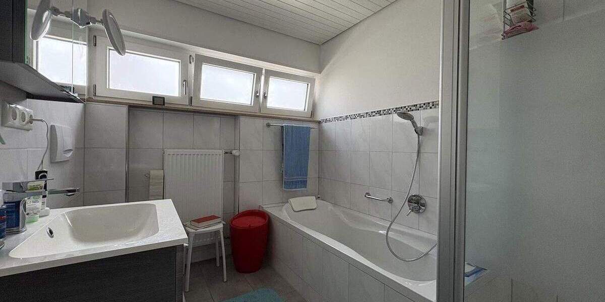 Von privat: Ruhiges Einfamilienhaus mit Einliegerwohnung 7 zimmer