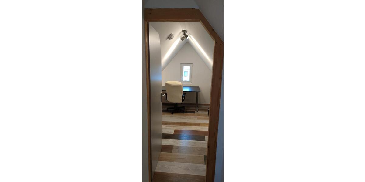 Dachgeschoßwohnung Sachsenheim - 3 Zimmer, 83 m&sup2;, 900&euro; | Angebot:26665997