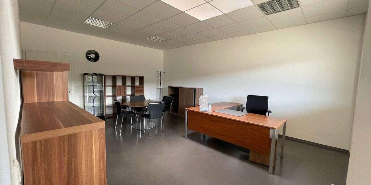 Vielseitig nutzbare Halle mit Halleneinbau und Freifläche in Karlsruhe zimmer