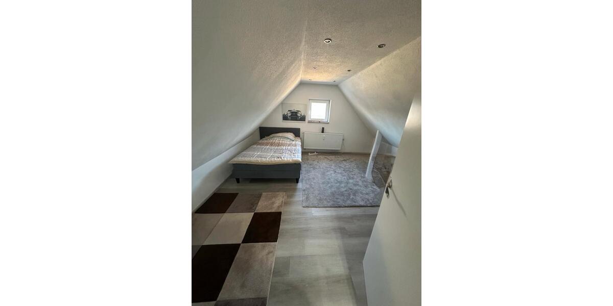 Zu vermieten ab 01.03.: DG-Wohnung 1 zimmer