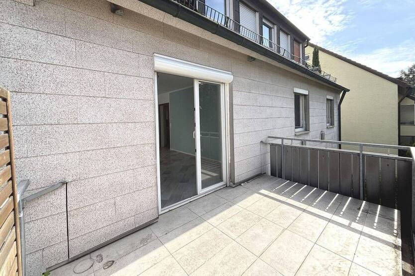 Freie 4-Zimmer-Wohnung, ca. 84 m², Baujahr 1954, mit Balkon, Garage und Freisitz!