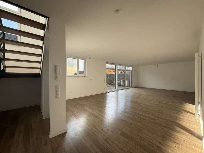 Modernes Reihenendhaus mit Wohn- und Gewerbeanteil + Garten, Garage & 3 Stellplätzen in Rheinstetten