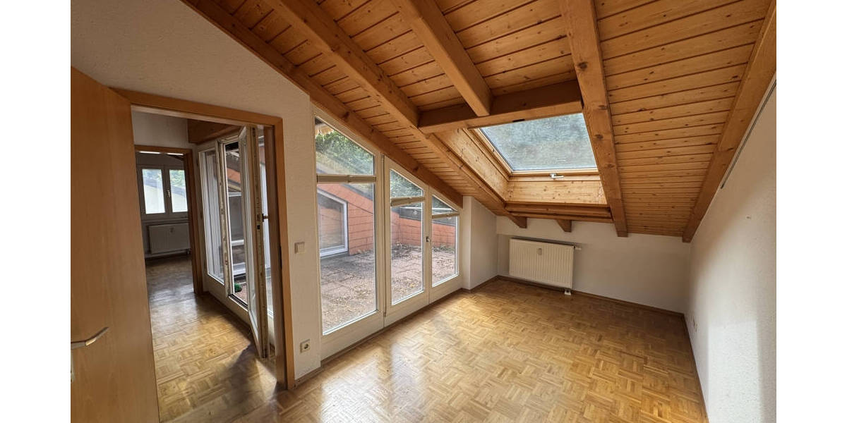 Charmante Dachgeschoßwohnung mit Terrasse und Tiefgaragenstellplatz + Keller am Wildpark Pforzheim 3 zimmer