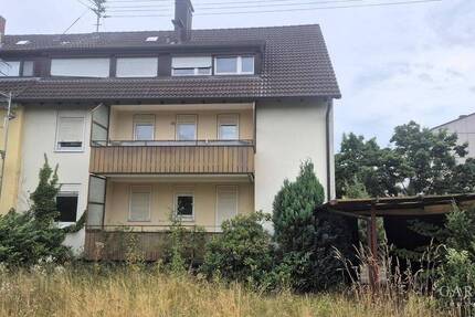 Sanierungsbedürftiges Mehrfamilienhaus in ruhiger Lage mit großem Grundstück!