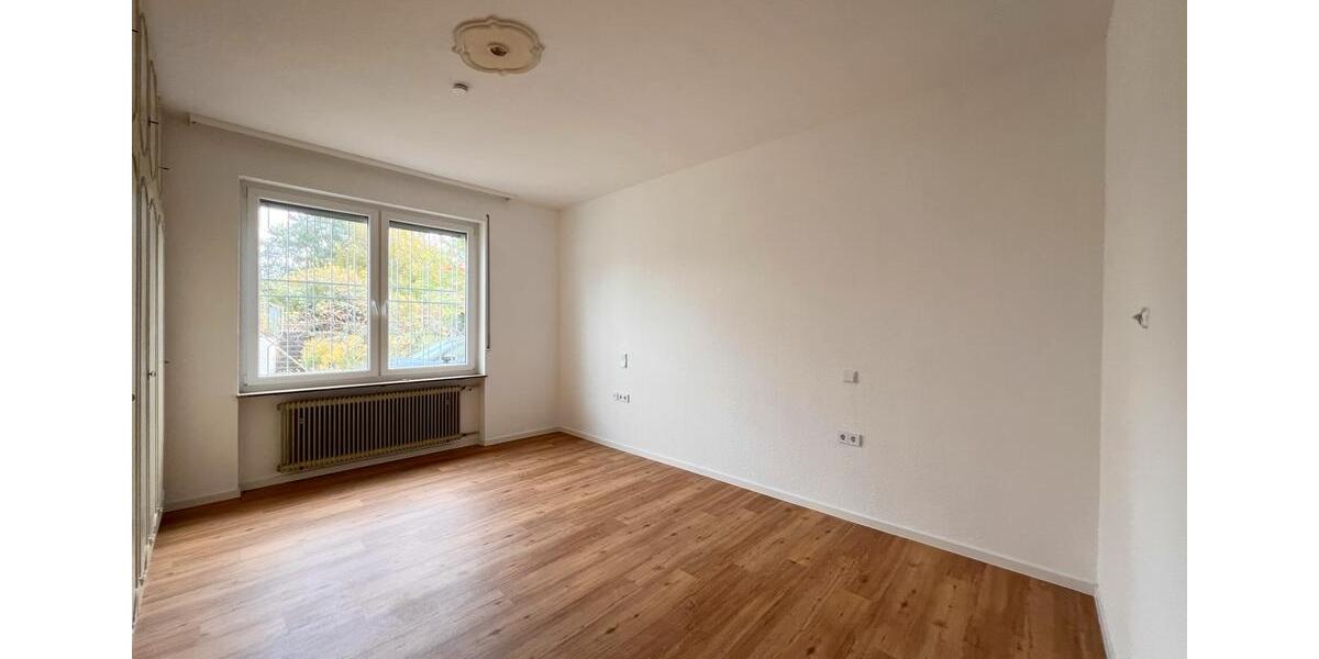Renovierte helle 135 m² Wohnung mit Altbaucharme. 5 zimmer