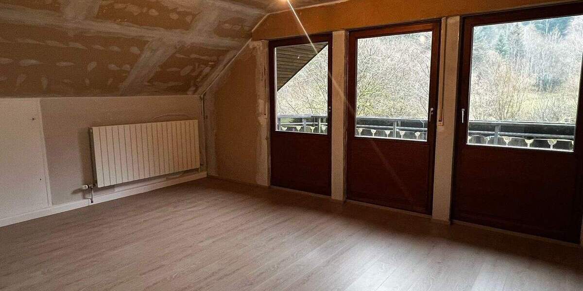 Für Naturliebhaber, freistehendes Haus in herrlicher Lage mitten im Wald. Fast autark 8 zimmer