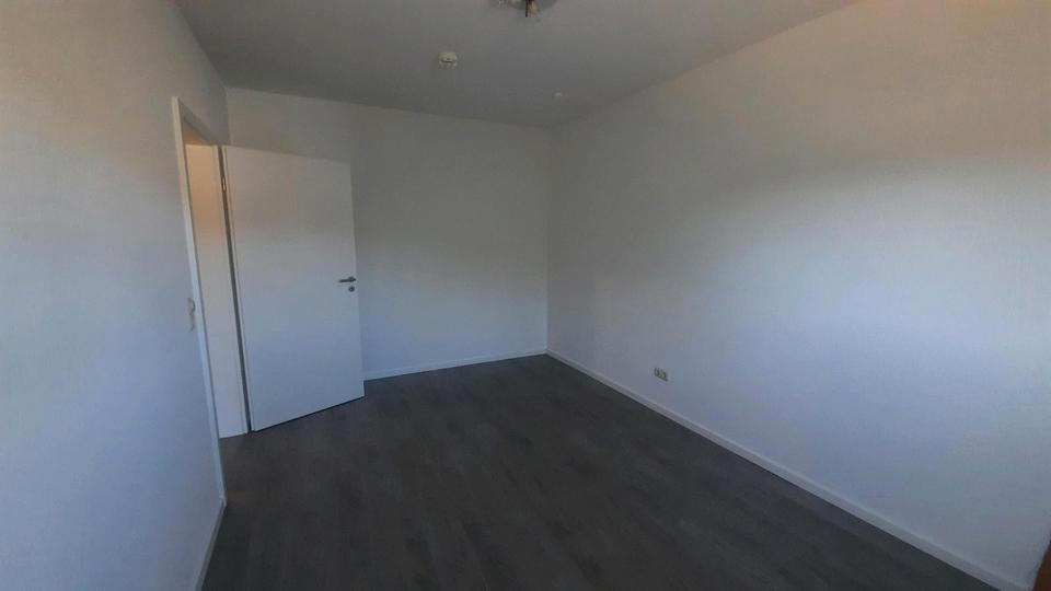 In 23730 Neustadt: Helle, neuw. 2-Z-Wg. EBK, Balk, Gar., EBS 2 zimmer