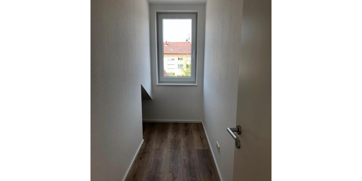 Dachgeschoßwohnung Bruchsal - 2.5 Zimmer, 72 m&sup2;, 1.200&euro; | Angebot:26326693