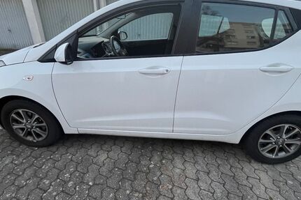 Hyundai i10 26.800 km 7.999 &euro; Stutensee 76297