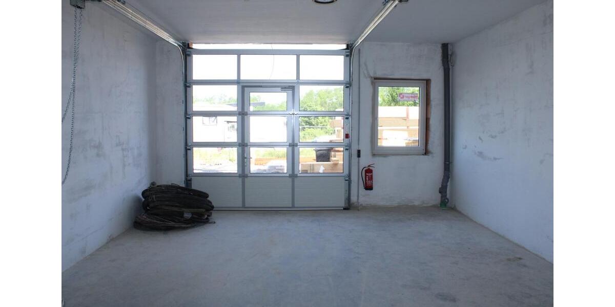 Lagerfläche Gewerbehalle Lagerhalle Halle Lagerraum Industriehalle Produktionshalle mit Rolltor zu vermieten! zimmer