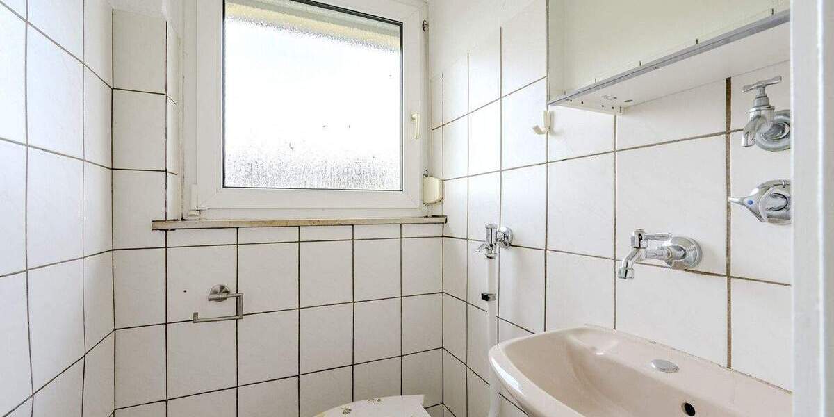 Attraktives Zweifamilienhaus mit ausgebautem DG, großem Grundstück und Entwicklungspotenzial 8 zimmer