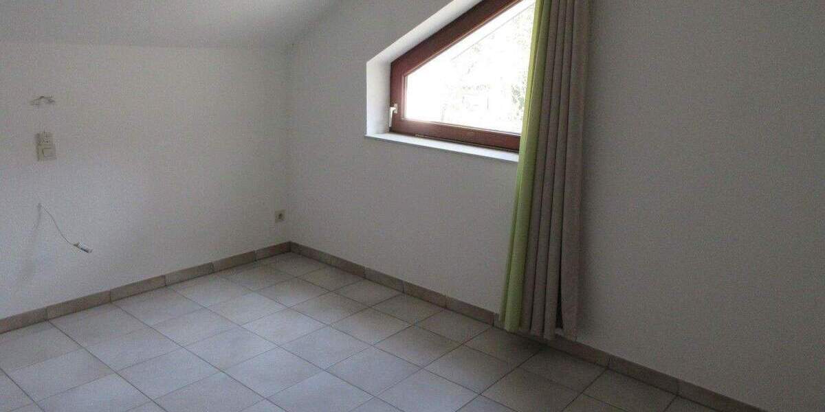 Etagenwohnung Pforzheim Südweststadt - 2 Zimmer, 70 m&sup2;, 755&euro; | Angebot:25745257