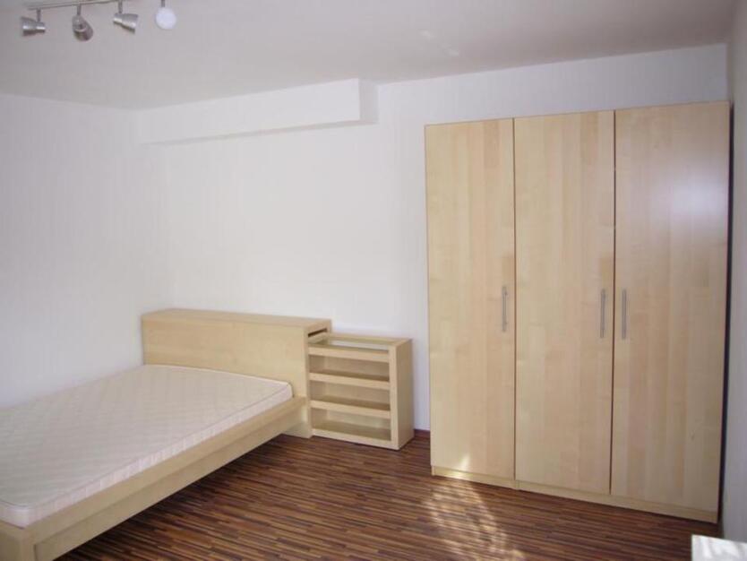 Gepflegte 2-Zimmer-Wohnung mit 2 Balkonen u. EBK in Pforzheim zimmer