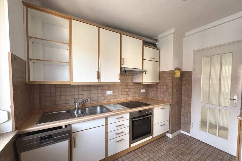 Freie 4-Zimmer-Wohnung, ca. 84 m², Baujahr 1954, mit Balkon, Garage und Freisitz!