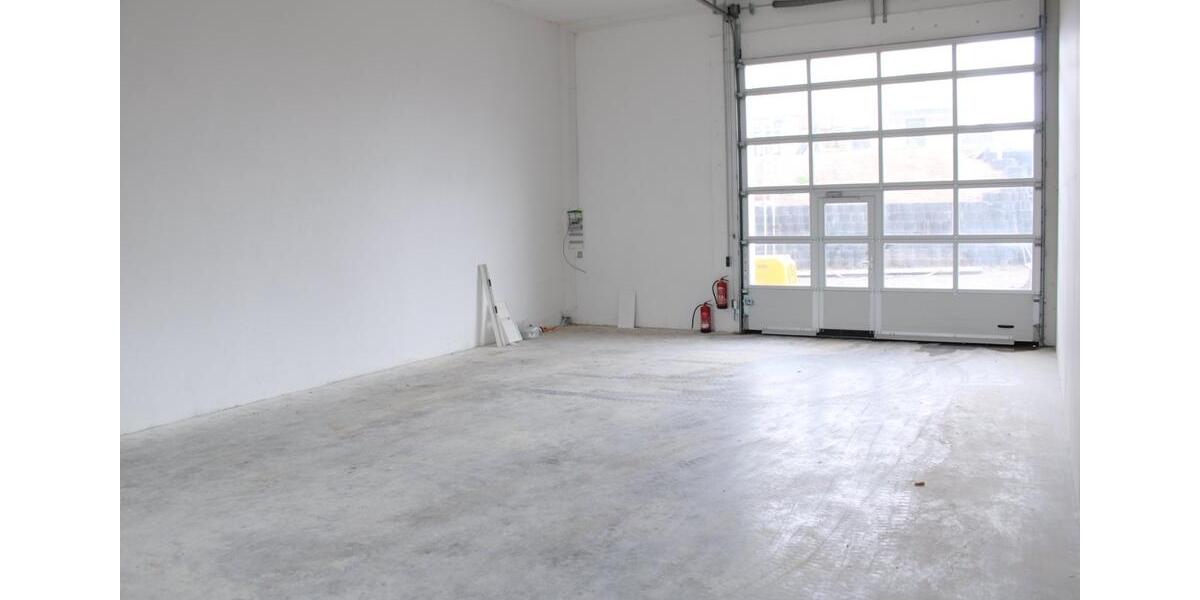 Lagerhalle Halle Industriehalle Produktionshalle Gewerbehalle Lagerfläche Lagerraum mit Rolltor zu vermieten! zimmer