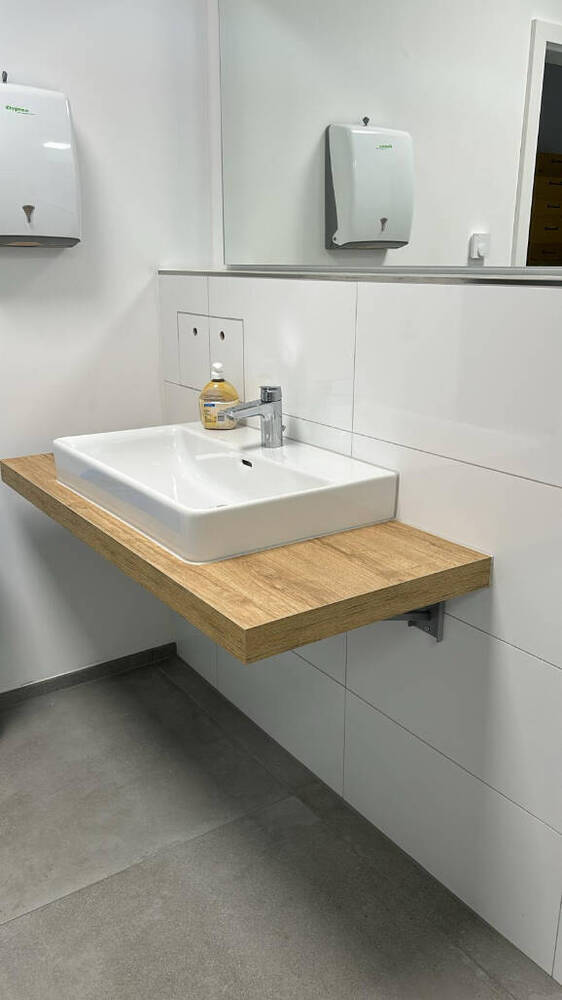 NEUBAU: Möblierter Büroraum mit Küche und Meeting-Bereich - All-in-Miete