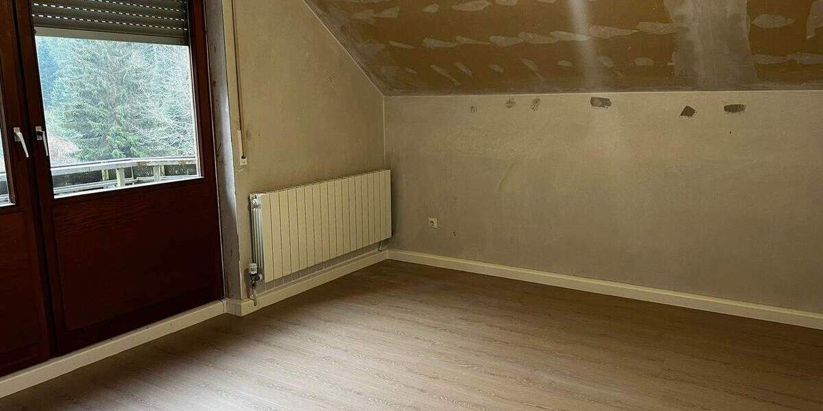 Für Naturliebhaber, freistehendes Haus in herrlicher Lage mitten im Wald. Fast autark 8 zimmer