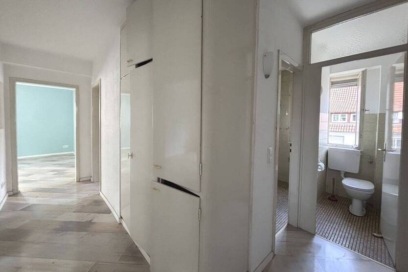 Freie 4-Zimmer-Wohnung, ca. 84 m², Baujahr 1954, mit Balkon, Garage und Freisitz!